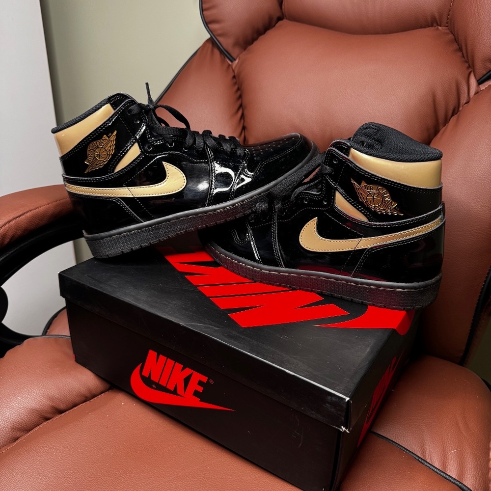 Air Jordan 1 Retro High OG Black & Gold